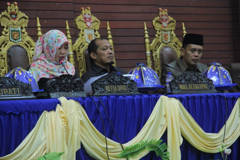 dari kiri kekanan Tampak ketua DPRD Kab Mamuju suraidah suhardi, Sugiato (wakil). saat memimpin rapat paripurna