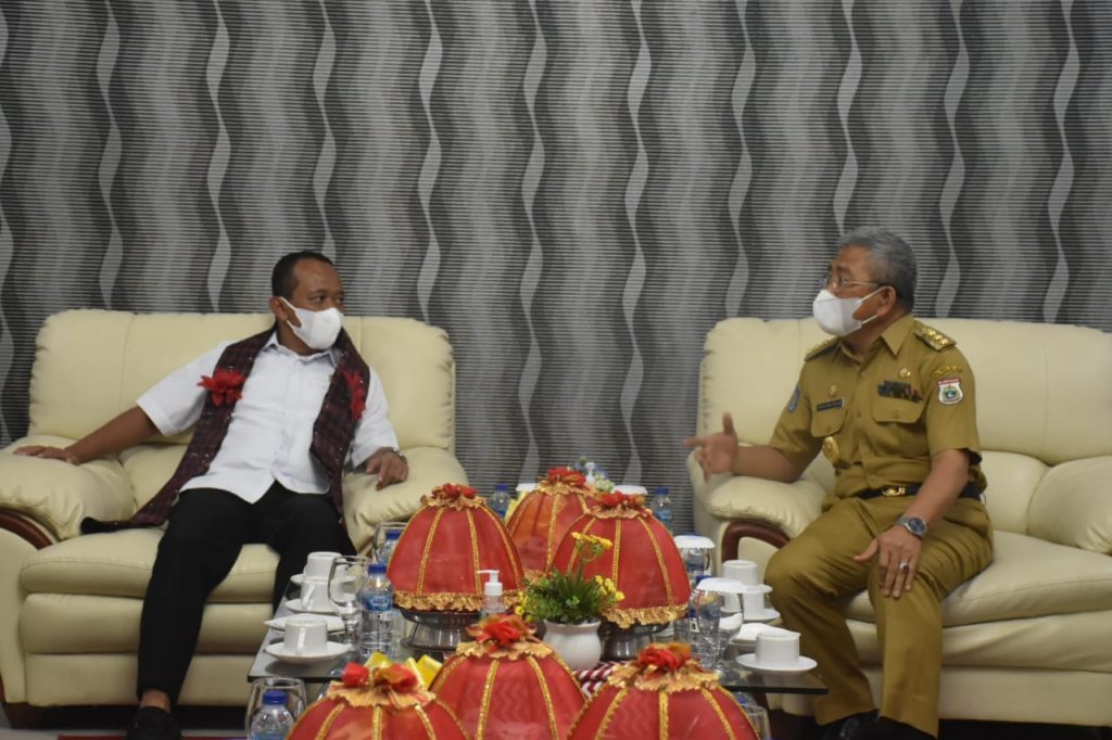 Gubernur Sulbar Bersama Mentri saat berkunjung ke Mamuju